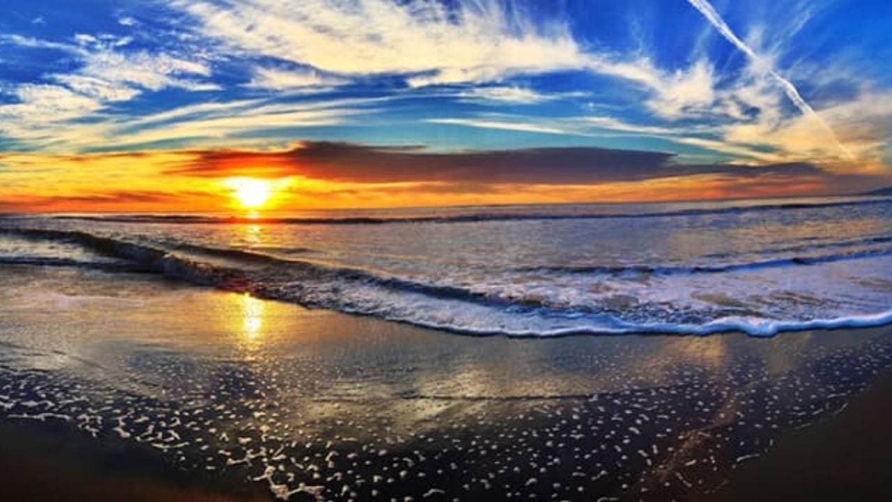 Morning sunrise over the ocean waves